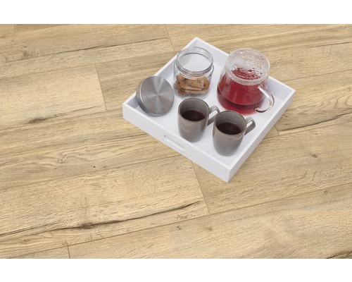 Světlá dřevěná podlaha s bílým podnosem, konvicí na čaj, dvěma šálky a dózou na sušenky