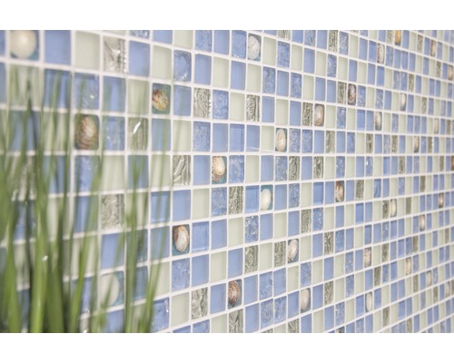 Mozaikové dlaždice s motivem mušlí na zdi