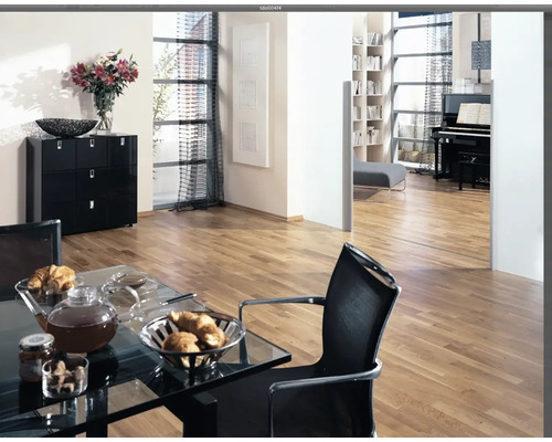 Světlá místnost s nábytkem, jídelní stůl s jídlem, komoda a klavír v pozadí