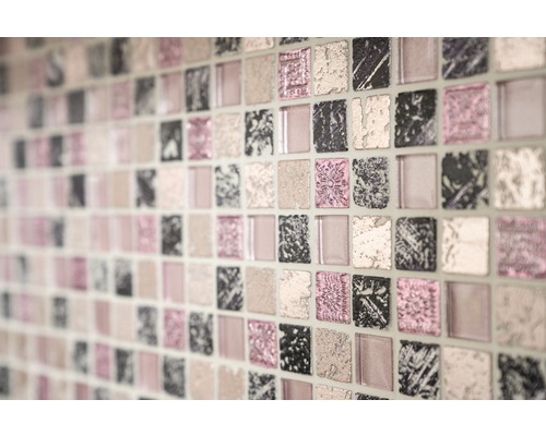 Detailní záběr čtvercových mozaikových dlaždic