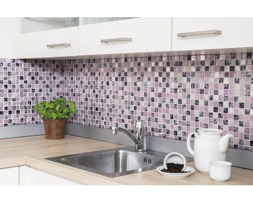 Kuchyňská scéna s mozaikovými obklady, dřezem a kuchyňským náčiním