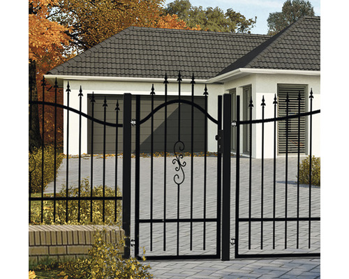 Černá zahradní branka před domem s garáží