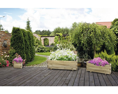 Tři obdélníkové dřevěné truhlíky na zahradě.