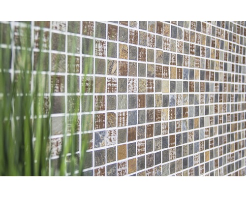 Mozaikové dlaždice na zdi s dekorativními prvky