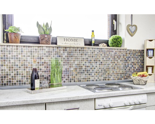 Kuchyňská scéna s mozaikovými obklady, varnou deskou a dekorativními prvky