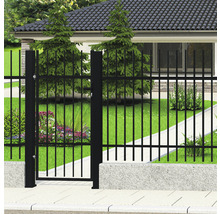 Černá kovová brána před domem