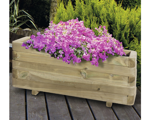 Dřevěný truhlík s květinami na dřevěné terase v zahradě.