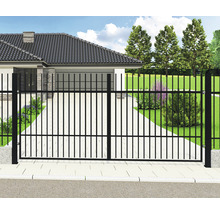 Dvoukřídlá kovová brána před rodinným domem