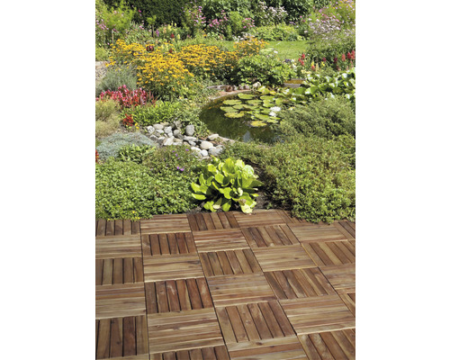 Vzor položených dřevěných dlaždic v zahradě s jezírkem a květinovými záhony