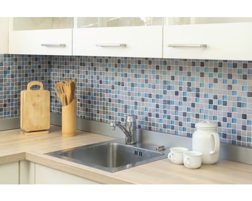 Kuchyňská scéna s dřezem, mozaikovými dlaždicemi a kuchyňským náčiním