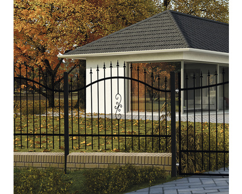 Ozdobný kovový plot před domem