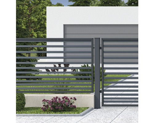 Kovový plot s vodorovnými lamelami před obytným domem