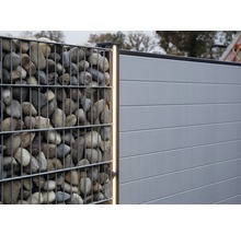 Gabionová stěna s kameny a plastový zástěna