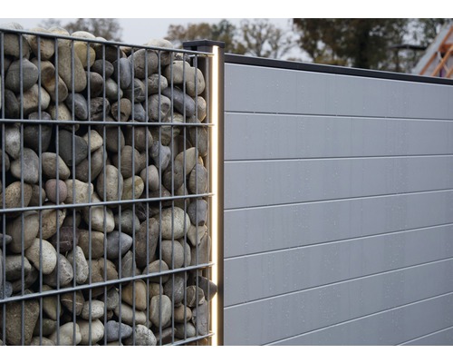 Gabionová stěna s kameny a plastový zástěna