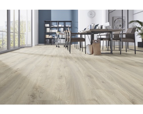 Světlá, moderní kancelář s laminátovou podlahou se vzhledem dřeva, psacím stolem a regály