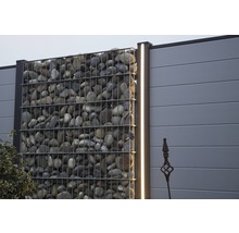 Gabionový plot s kameny a integrovaným osvětlením