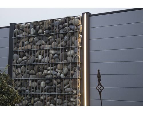 Gabionový plot s kameny a integrovaným osvětlením