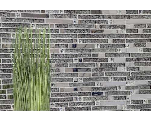 Stěna z mozaikových dlaždic se vzhledem skla a kamene a dekorací