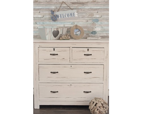 Komoda se čtyřmi zásuvkami a námořní dekorací