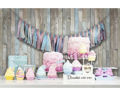 Dekorativní bufet s girlandou, dorty a cupcakes na večírek