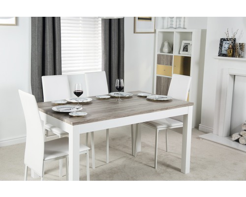 Jídelní stůl se židlemi v světlé jídelně