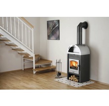 Moderní obývací pokoj s kamny, dřevěným schodištěm a moderní dekorací.