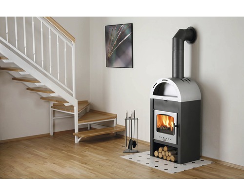 Moderní obývací pokoj s kamny, dřevěným schodištěm a moderní dekorací.