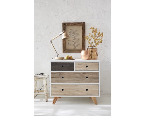 Komoda s dřevěnými zásuvkami a lampou nahoře