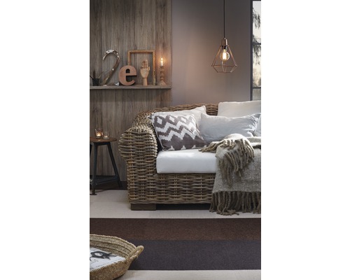 Obývací pokoj s ratanovou pohovkou, polštáři a závěsným svítidlem