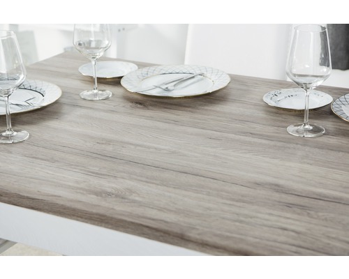 Stůl s nádobím a sklenicemi