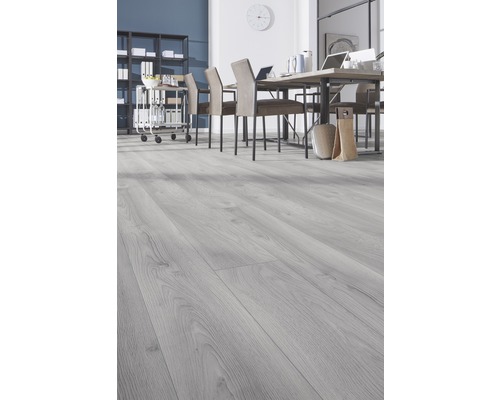 Světlá laminátová podlaha v kanceláři s konferenčním stolem a kancelářským nábytkem