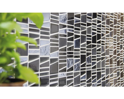 Detailní záběr mozaikové dlaždice s geometrickými tvary