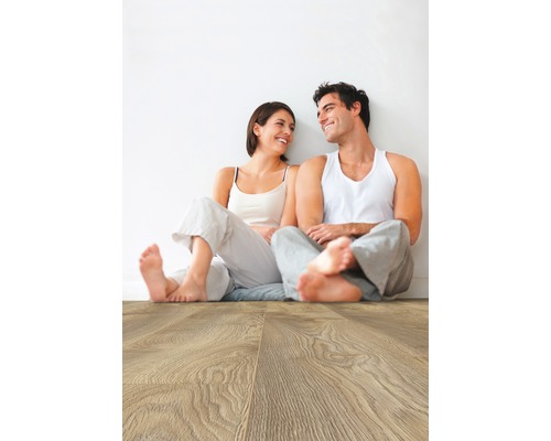 Světlá laminátová podlaha v obývacím pokoji s párem