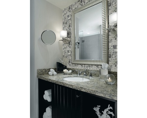 Koupelna se zrcadlem, umyvadlem, skříňkou pod umyvadlo a mozaikovými obklady