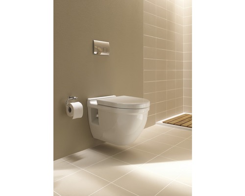 Závěsná toaleta s ovládacím panelem v koupelně s dlaždicemi