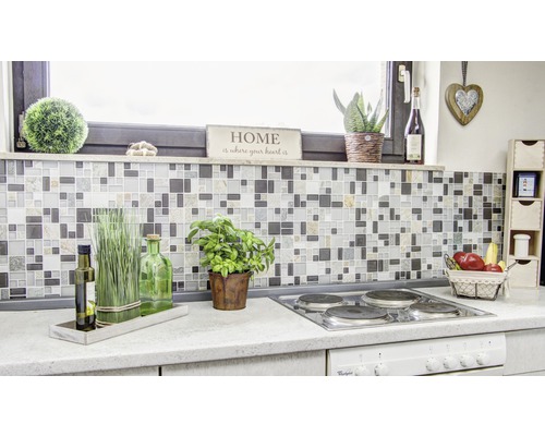 Kuchyňská scéna s mozaikovou stěnou, varnou deskou a dekorativními prvky