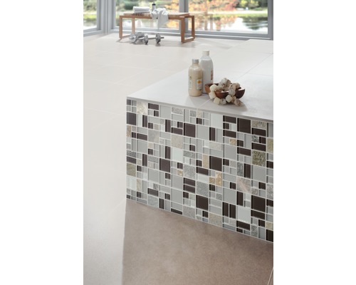 Detailní pohled na koupelnu s mozaikovými obklady