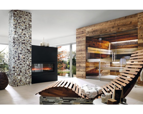 Světlá místnost se saunou, krbem, lehátkem a mozaikovým sloupem