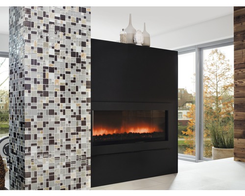 Moderní obývací pokoj s mozaikovým obkladem a elektrickým krbem