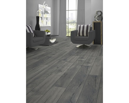 Obývací pokoj s laminátovou podlahou se vzhledem dřeva, křesly a dekorací