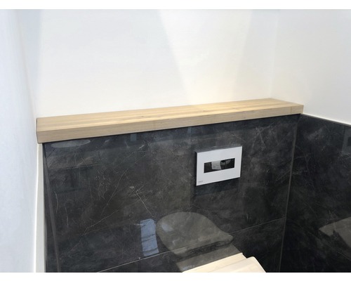 Koupelna s vestavěnou toaletní nádržkou, ovládací deskou a dřevěnou policí