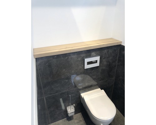 Moderní koupelna se závěsným WC, splachovací nádržkou a dřevěnou policí