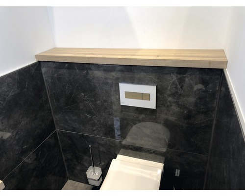 Moderní koupelna s toaletou, ovládacím panelem a policí