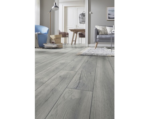 Obývací pokoj s laminátovou podlahou s dřevěným vzhledem.