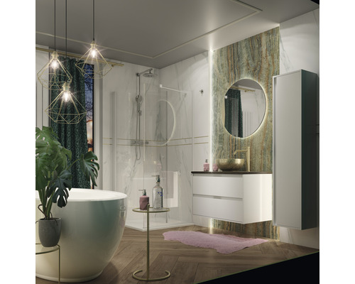 Koupelna s vanou, sprchou, umyvadlem, zrcadlem a skříňkou pro stylové prostředí.