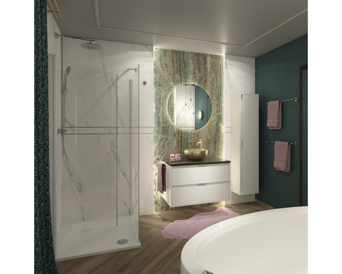 Koupelna se sprchovým koutem, umyvadlem, zrcadlem a držákem na ručníky pro stylové zařízení