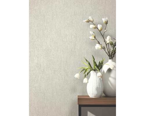 Světlé vliesové tapety s květinovými akcenty ve vázách na stole