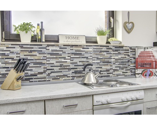 Kuchyňská scéna s mozaikovými obklady, sporákem, dřezem a kuchyňským náčiním