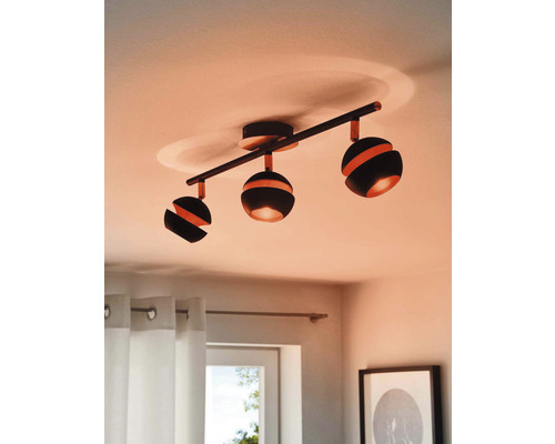 Stropní svítidlo se třemi reflektory v obývacím pokoji