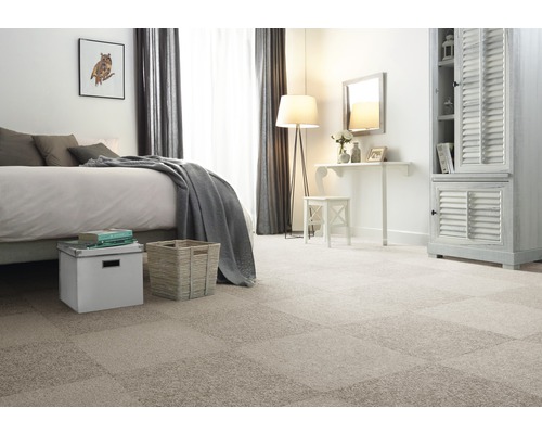 Ložnice s kobercem z jednotlivých kobercových čtverců, postelí, komodou a posezením